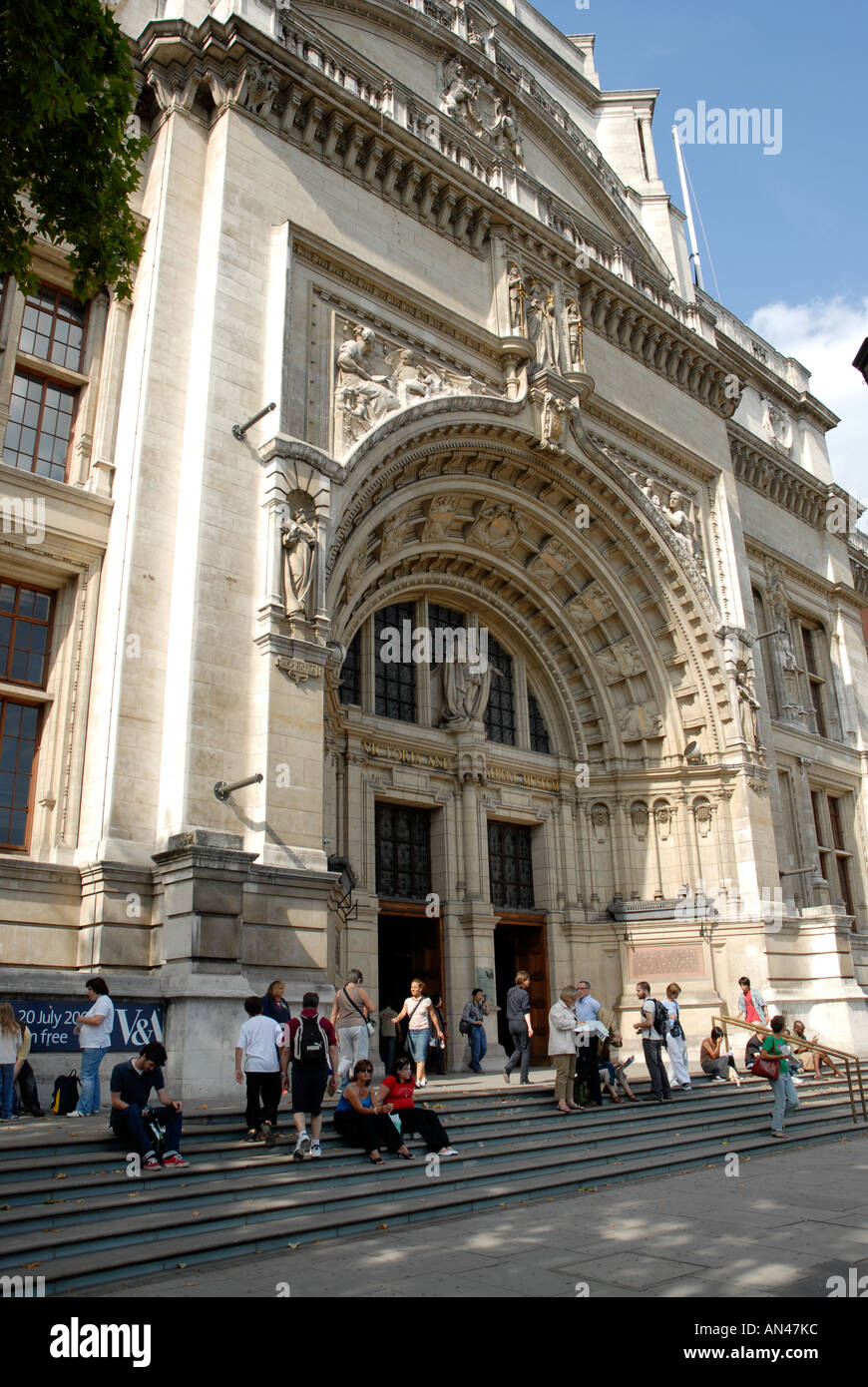 Il Victoria and Albert Museum entrata principale Kensington Londra Foto Stock