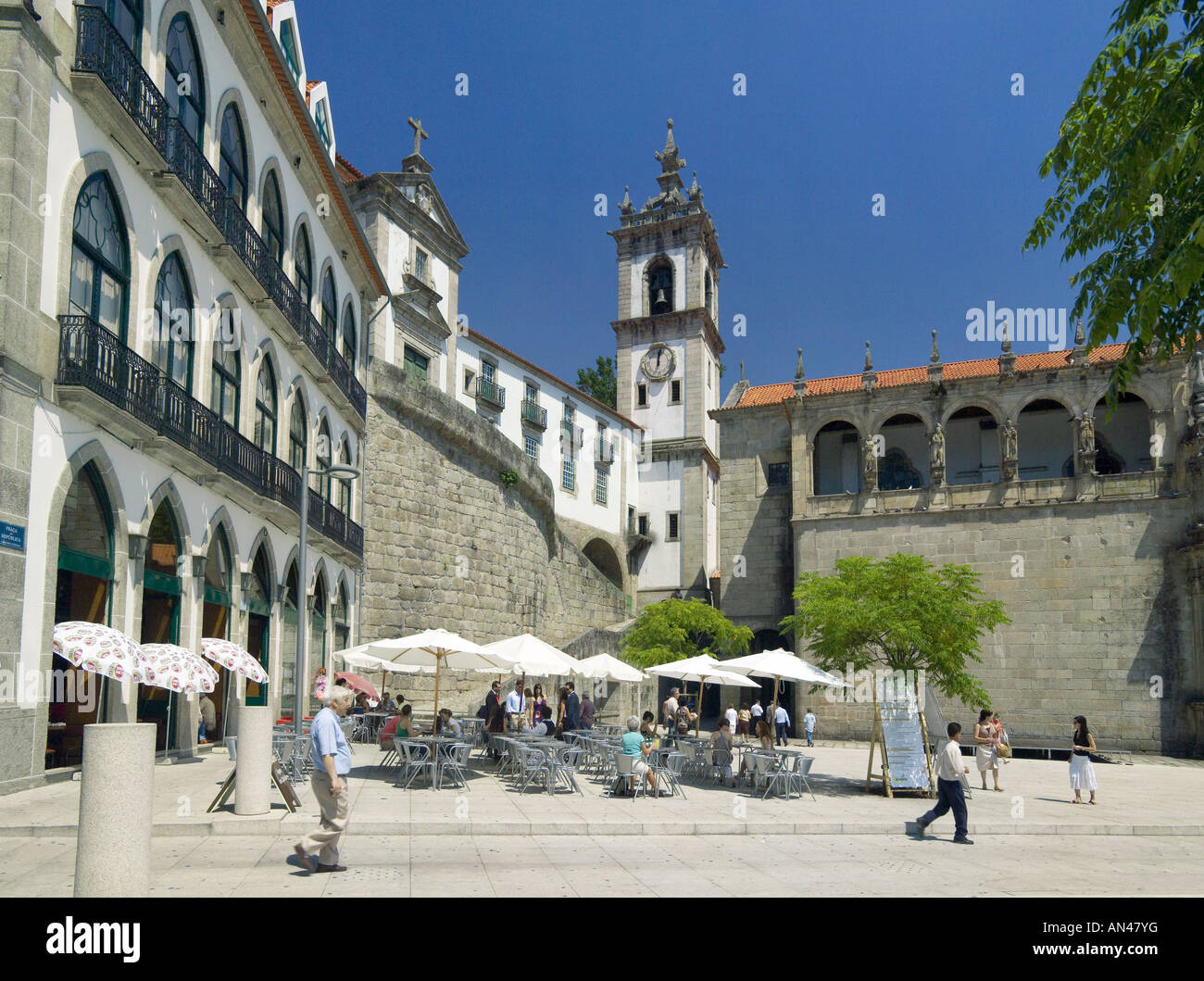 Il Portogallo, Amarante, Praca da Republica quadrato con Cafe & Chiese di Sao Tiago & Sao Goncalo Foto Stock