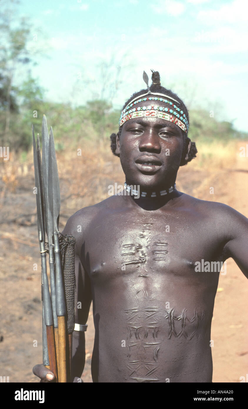 Azende uomo con lance contro gli animali selvatici nel Sudan meridionale Foto Stock