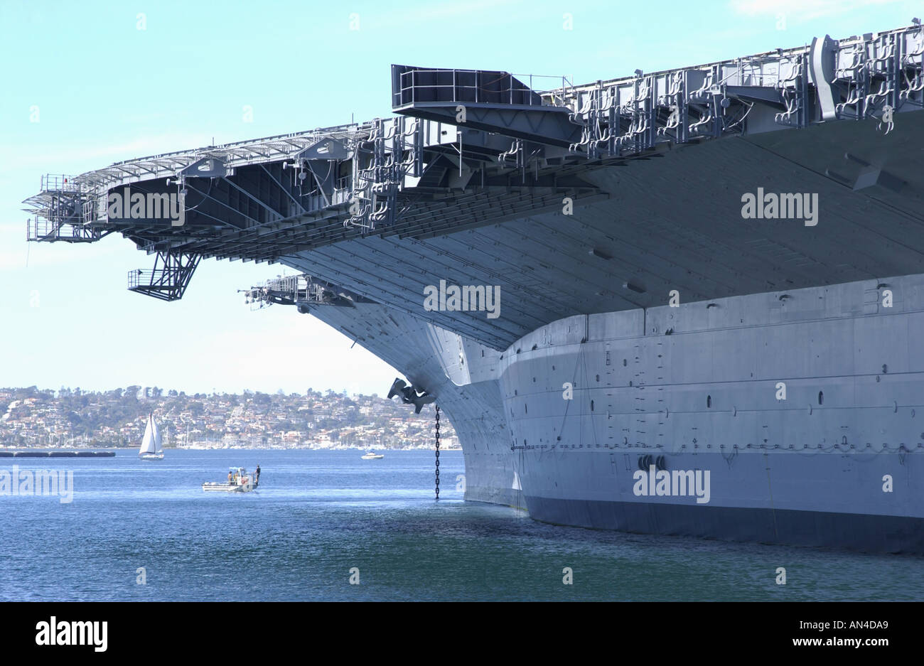 La storica portaerei USS Midway nel suo porto finale a San Diego in California Foto Stock