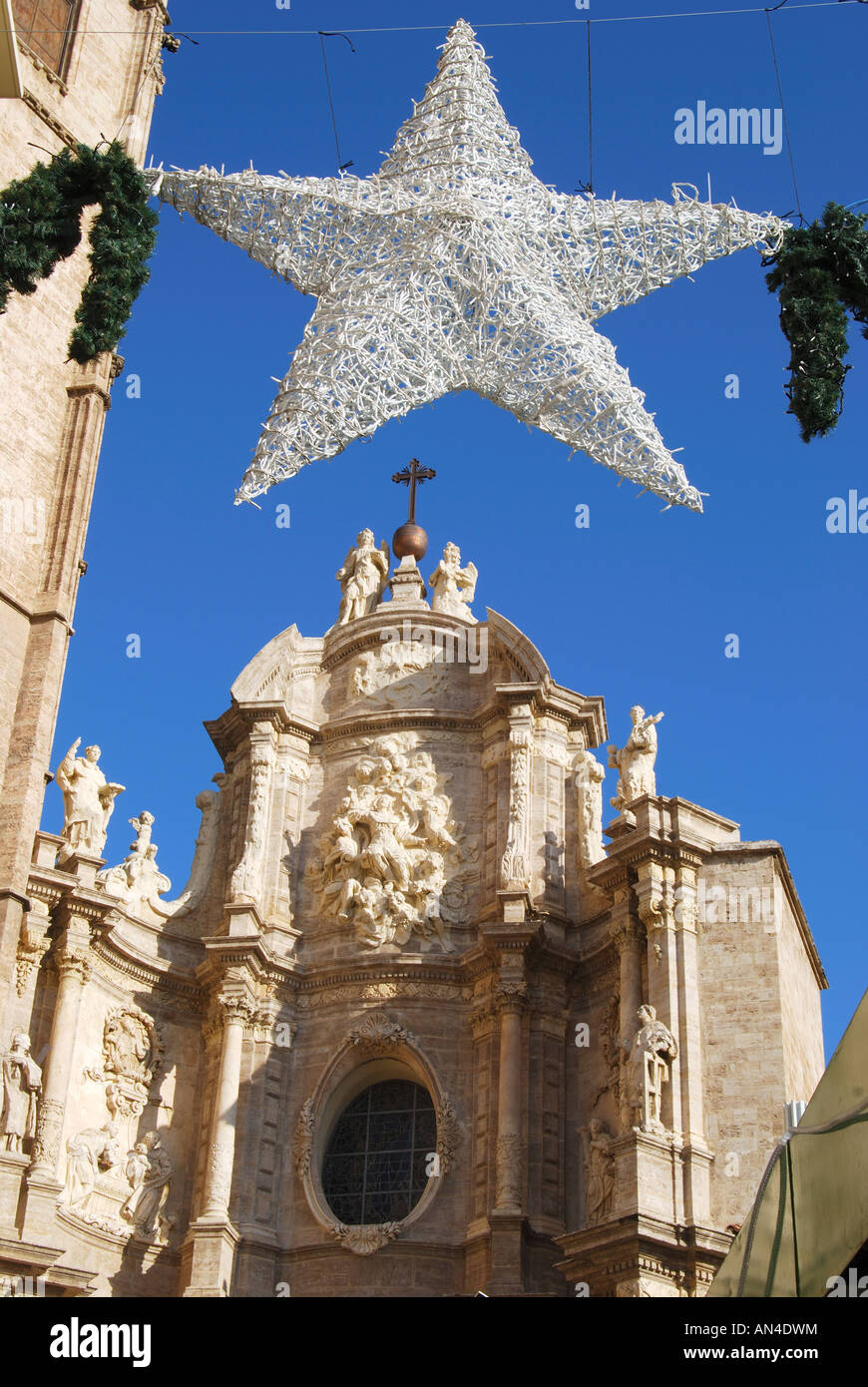 Stella di natale e la facciata della cattedrale, Plaza de la Reina a Valencia nella Costa del Azahar, provincia di Valencia, Spagna Foto Stock