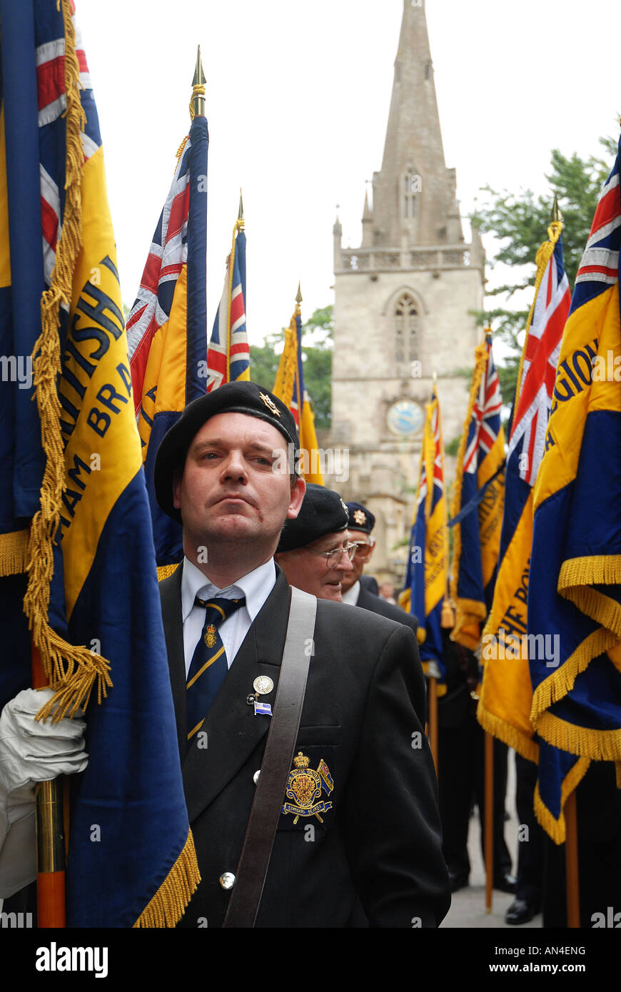 Corsham Royal British Legion parade attraverso corsham da st bartholemews chiesa alla British Legion Foto Stock