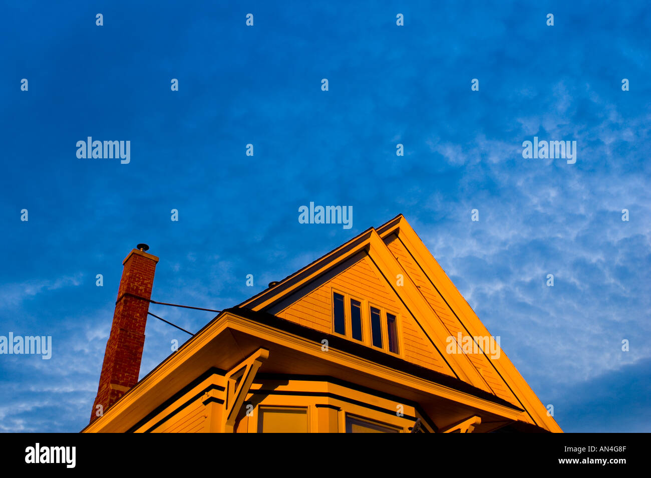 Schierandosi su un binario morto clapboard casa in mattoni con camino in sunset glow New Brunswick Canada Foto Stock