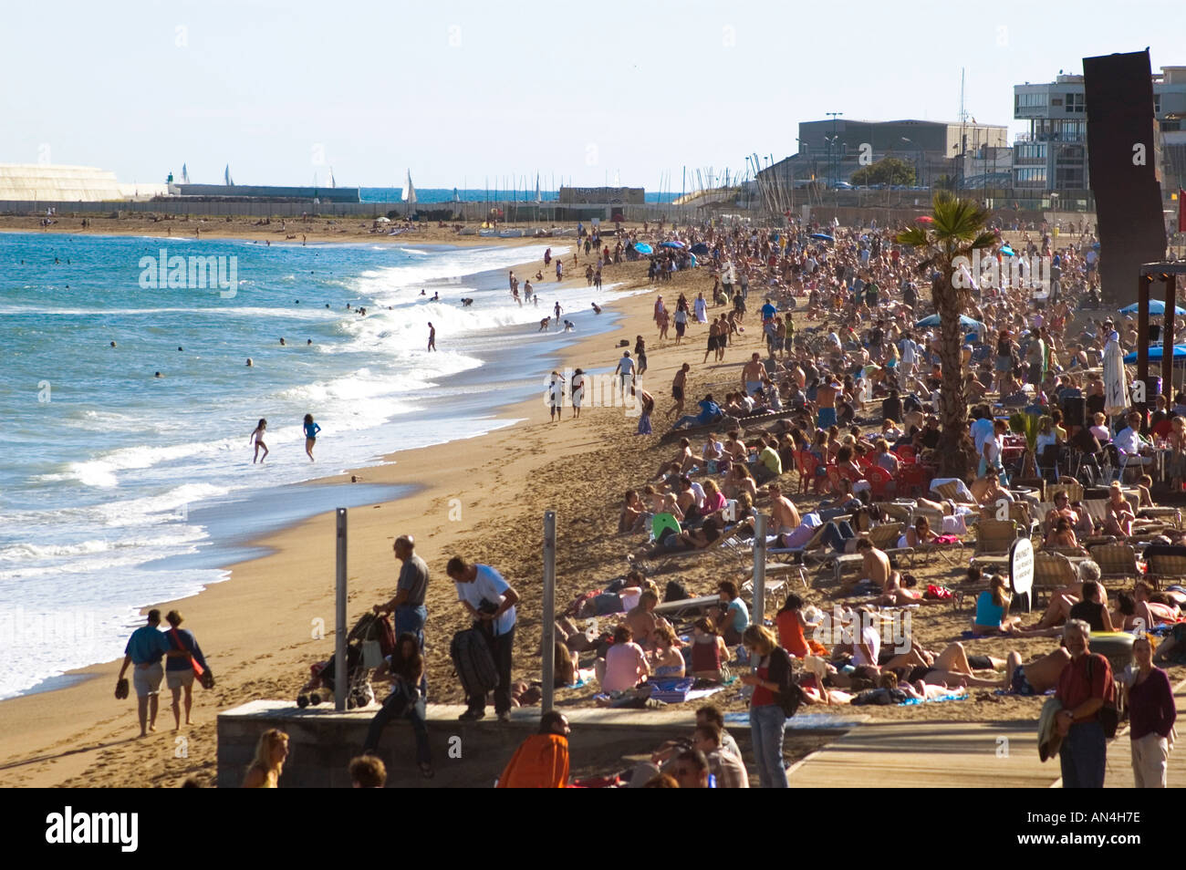 Affollata Spiaggia di Platja Barceloneta Barcellona Spagna Foto Stock