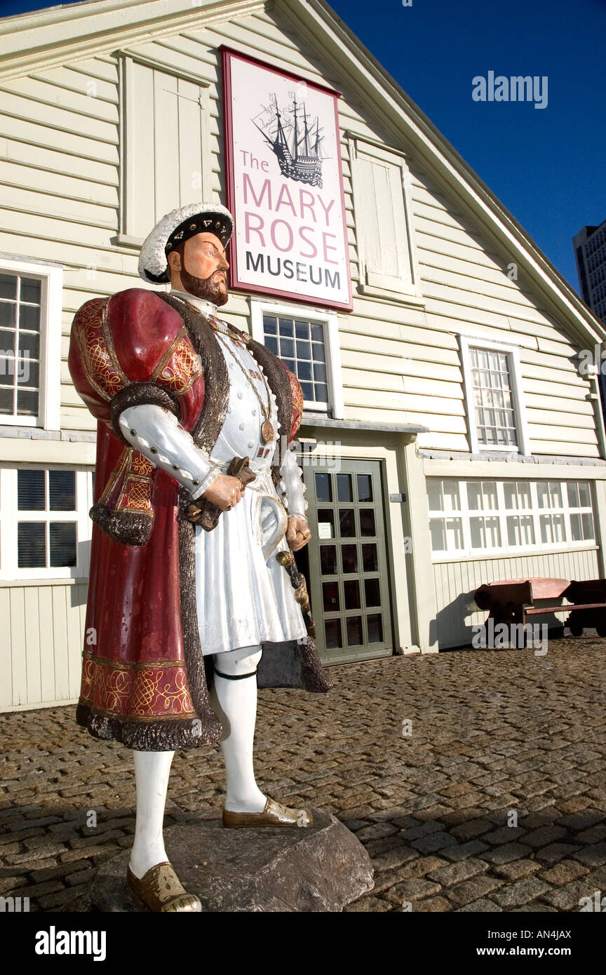 Statua di Enrico VIII e il Mary Rose Museum di Portsmouth Dockyard Inghilterra Hampshire REGNO UNITO Foto Stock