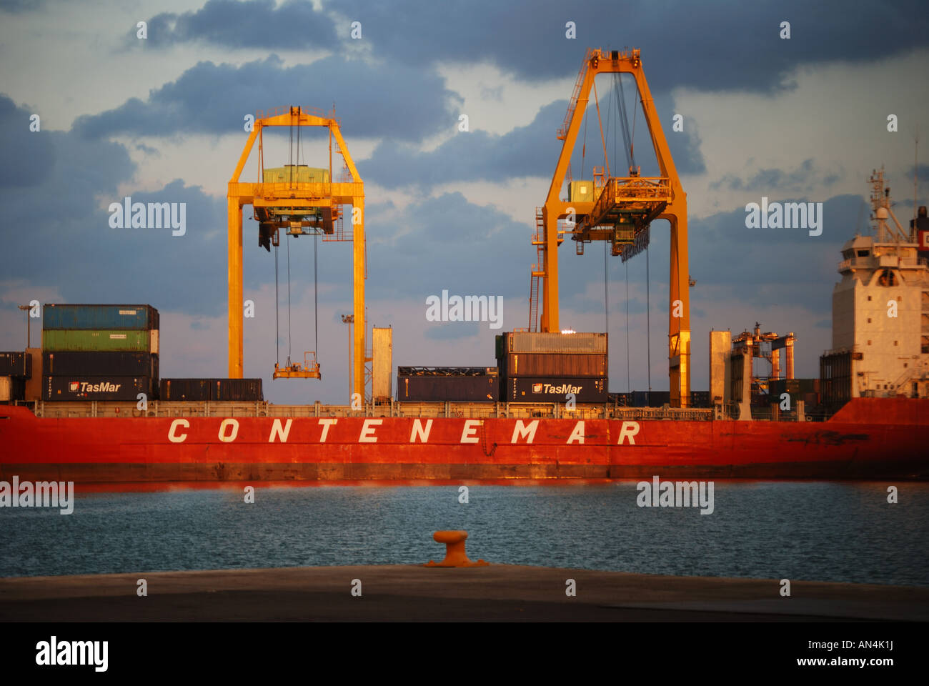 Carico della nave del contenitore, porto di Valencia, Valencia, Costa del Azahar, provincia di Valencia, Spagna Foto Stock