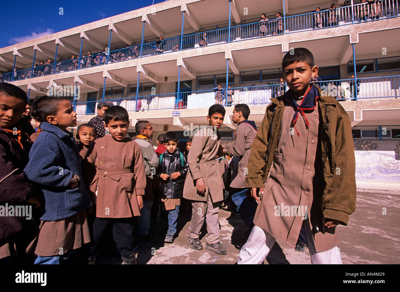 Un gruppo di scolari giocando sulla scuola, Damasco, Siria Foto Stock