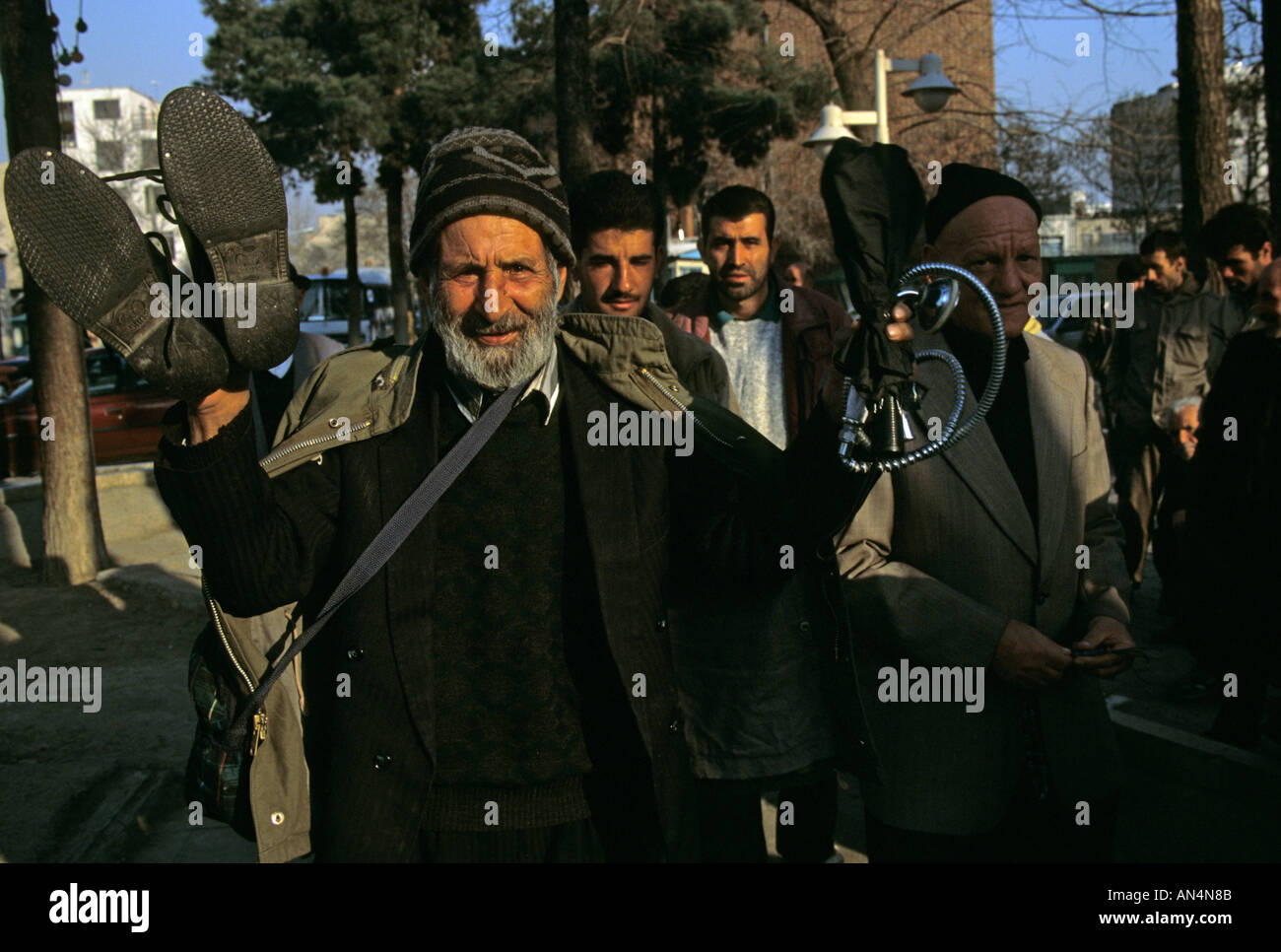 Cobbler armena su strada e con gli amici, Teheran, Iran Foto Stock