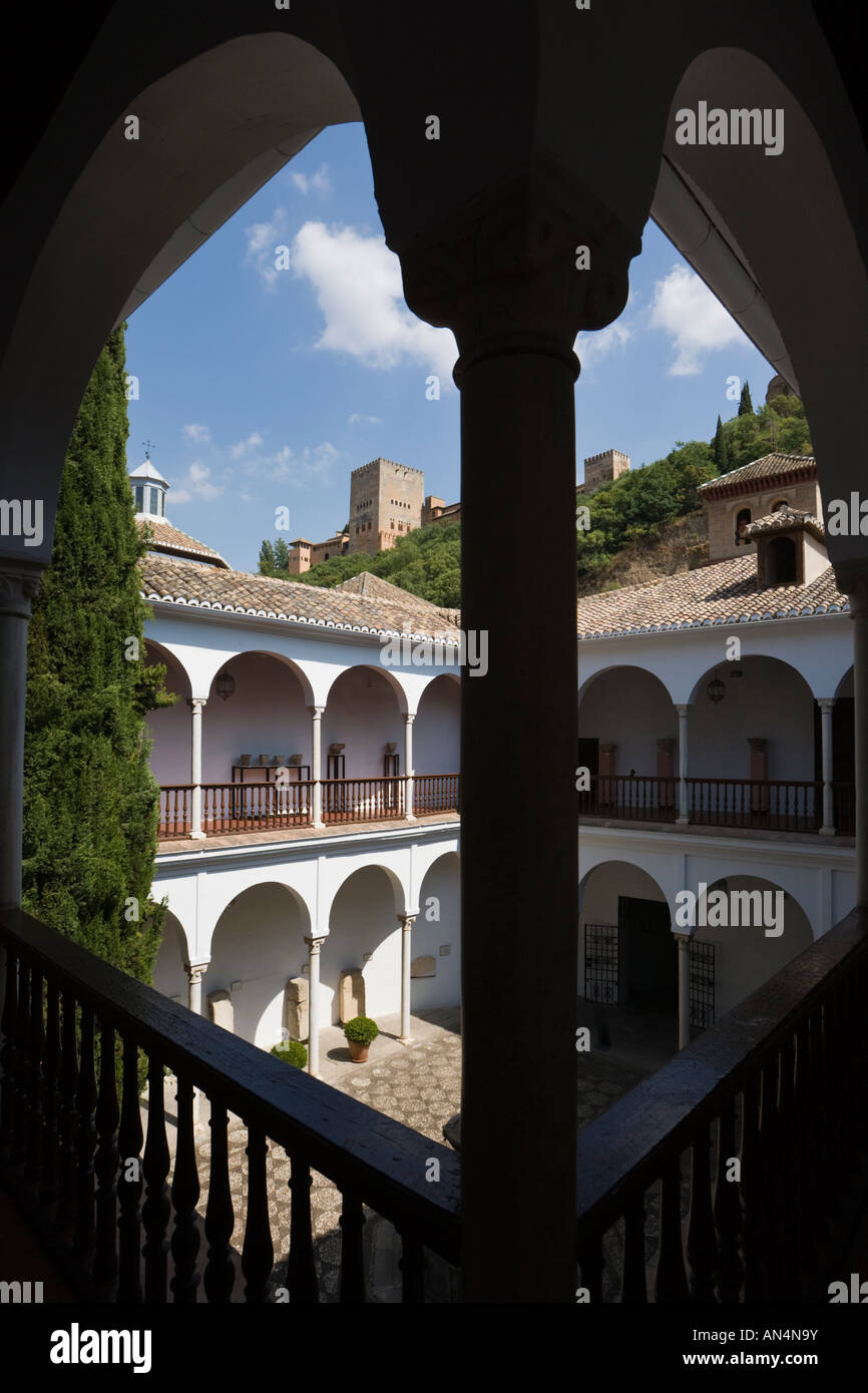 Granada provincia di Granada Spagna Alhambra vista dal cortile del Museo Arqueologico y Etnologico Foto Stock