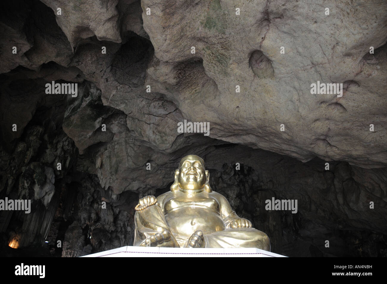 Statua di Buddha Sorridente in una grotta in Ipoh Malaysia Foto Stock