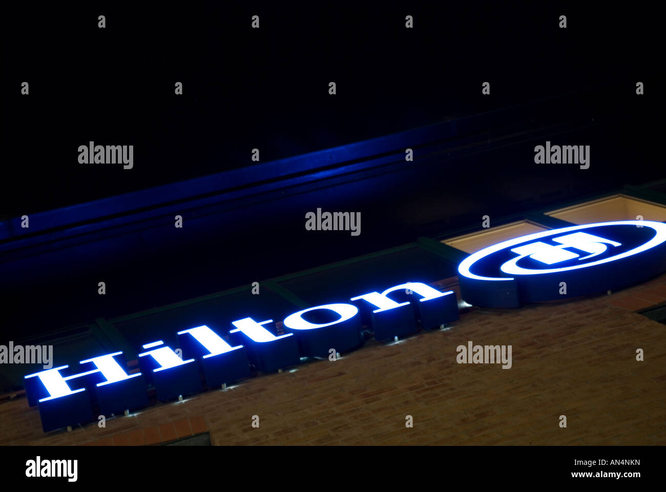 La Sheffield Hotel Hilton, segno illuminata di notte. Foto Stock