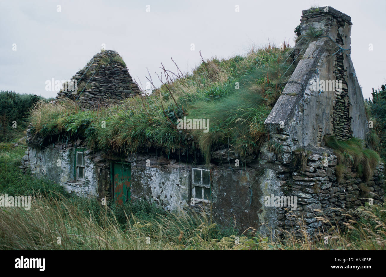 Rovinato cottage irlandese Contea di Kerry Irlanda Foto Stock