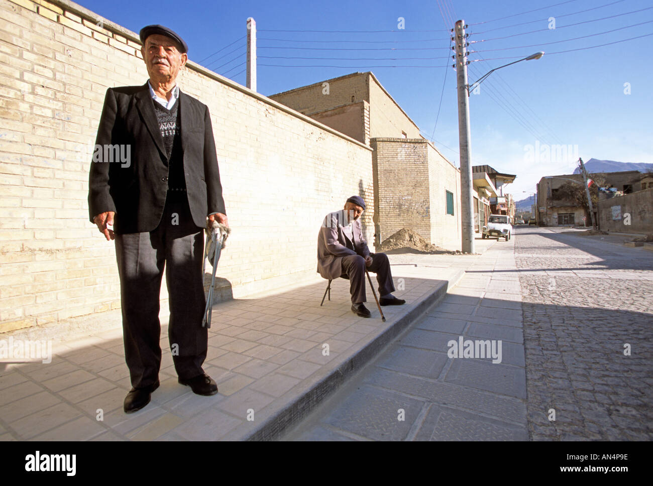 Uomini armena in attesa su strada, Esfehan, Iran, Medio Oriente Foto Stock