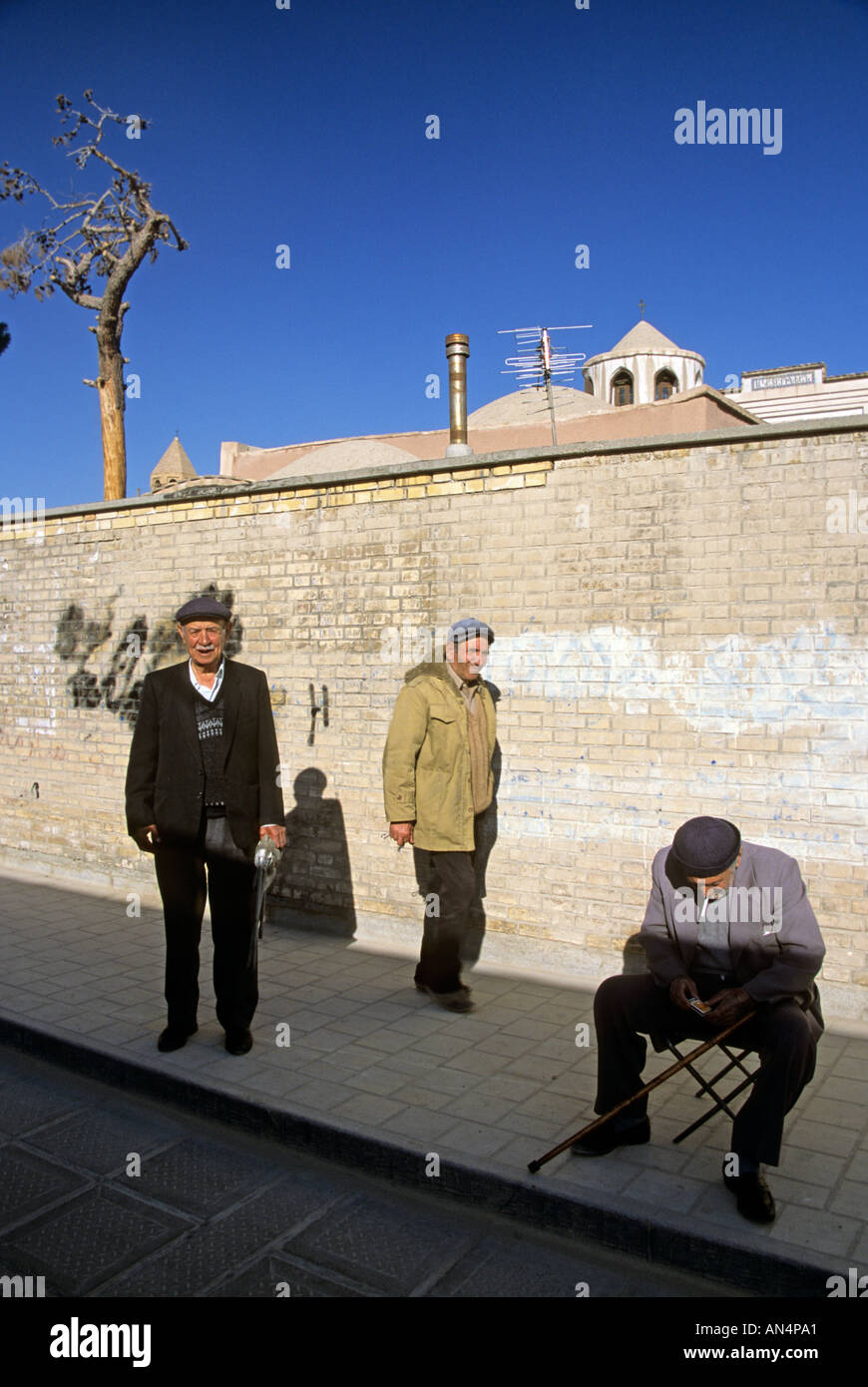 Uomini armeno sulla strada, Esfehan, Iran Foto Stock