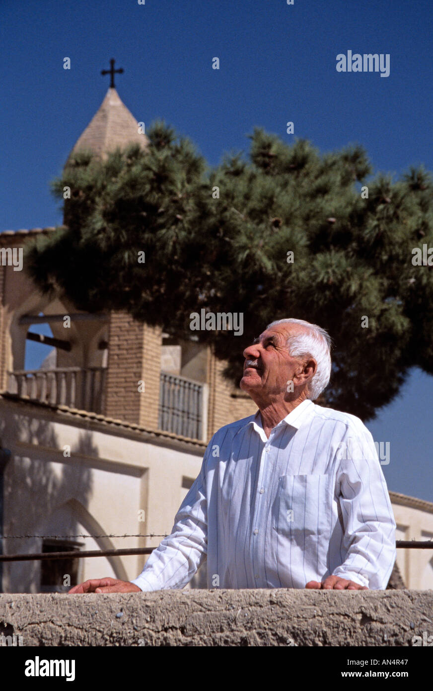 Uomo armeno di fronte alla chiesa, armena quarti, Esfehan, Iran Foto Stock