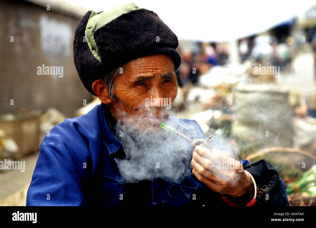 Relax e del fumo in un mercato locale Foto Stock