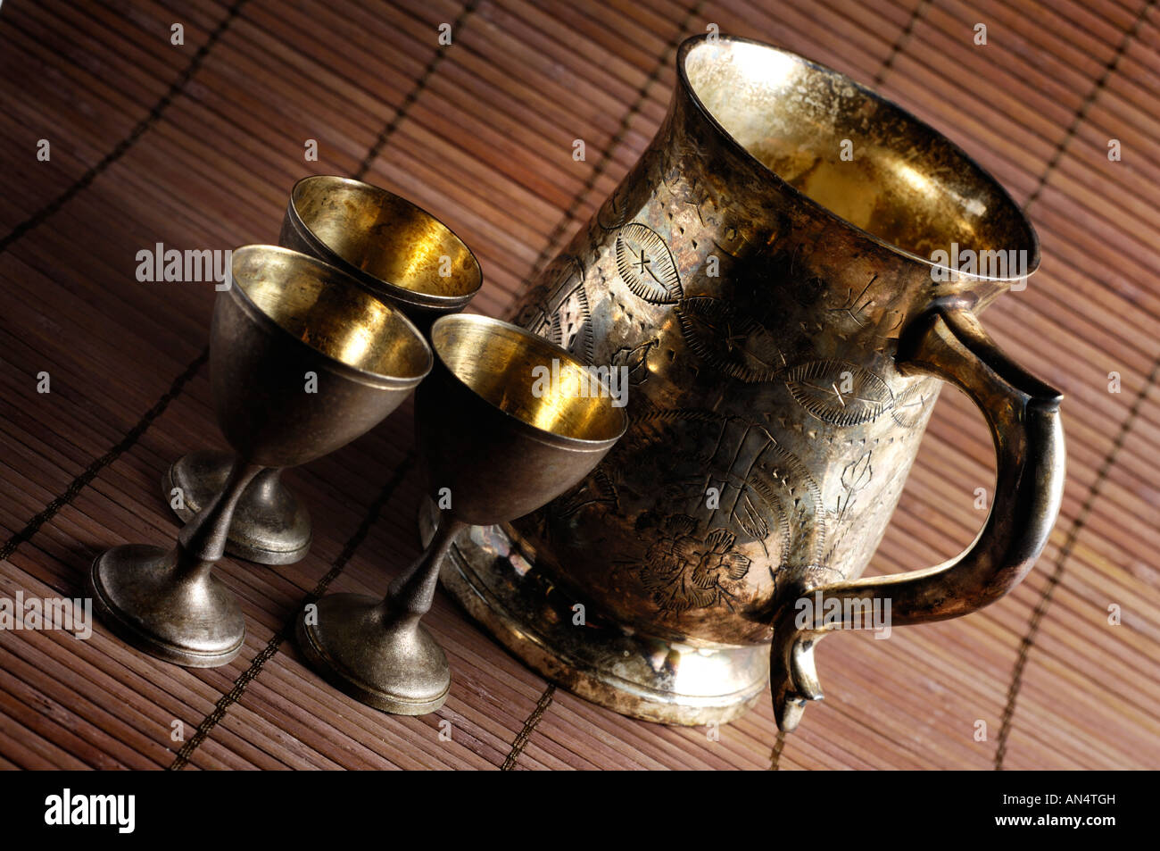 Antique vintage il boccale e liquore piccoli bicchieri argenteria Vintage still life Foto Stock