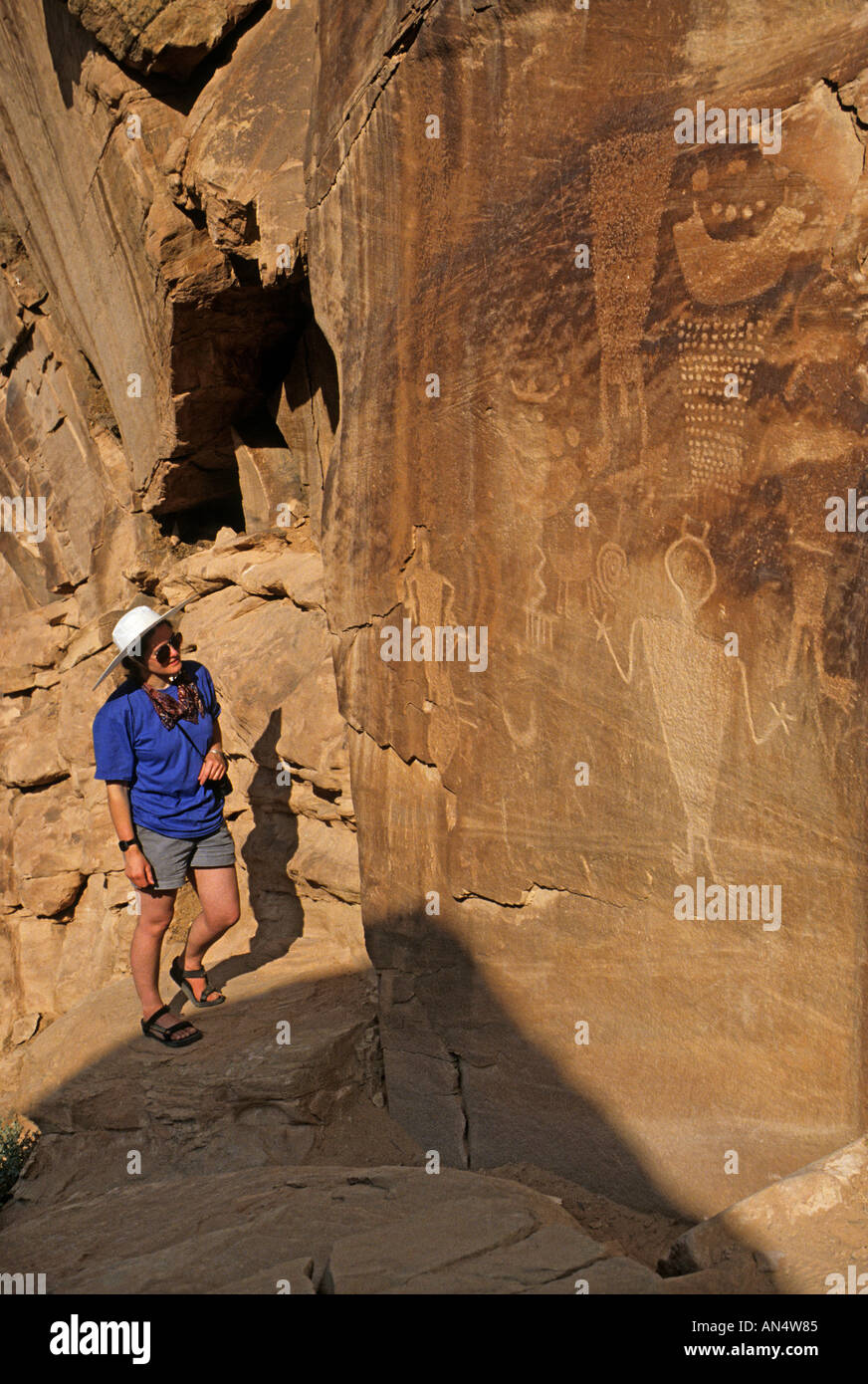 Turista femminile guardando Fremont petroglifi Dinosaur National Monument Colorado USA Utah Foto Stock
