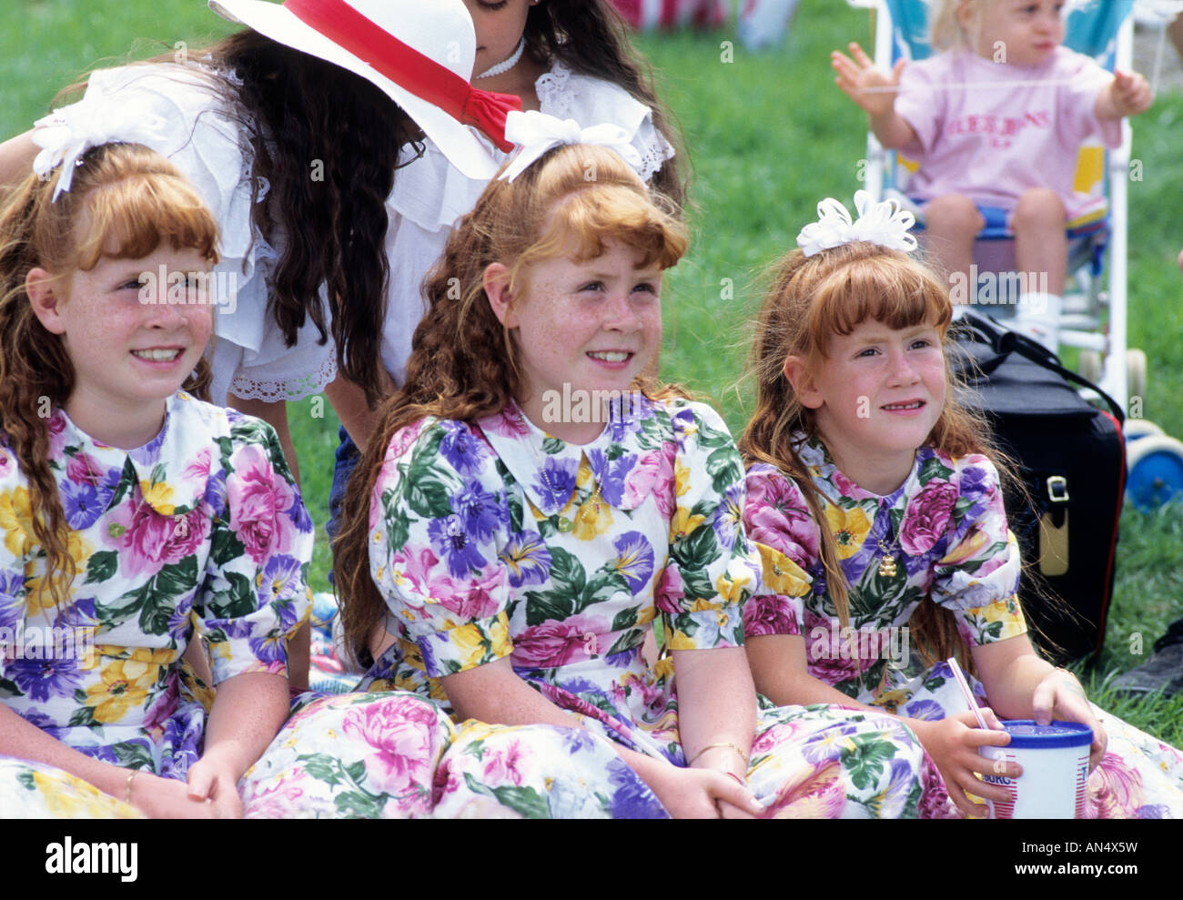 Twins Festival, Twinsburg Ohio USA, terne di capelli rossi genetics sorelle abito simile Foto Stock