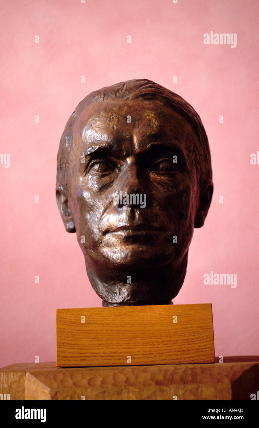Metallo colato scultura testa del medico Rudolf Steiner nell'Edificio Goetheanum Foto Stock