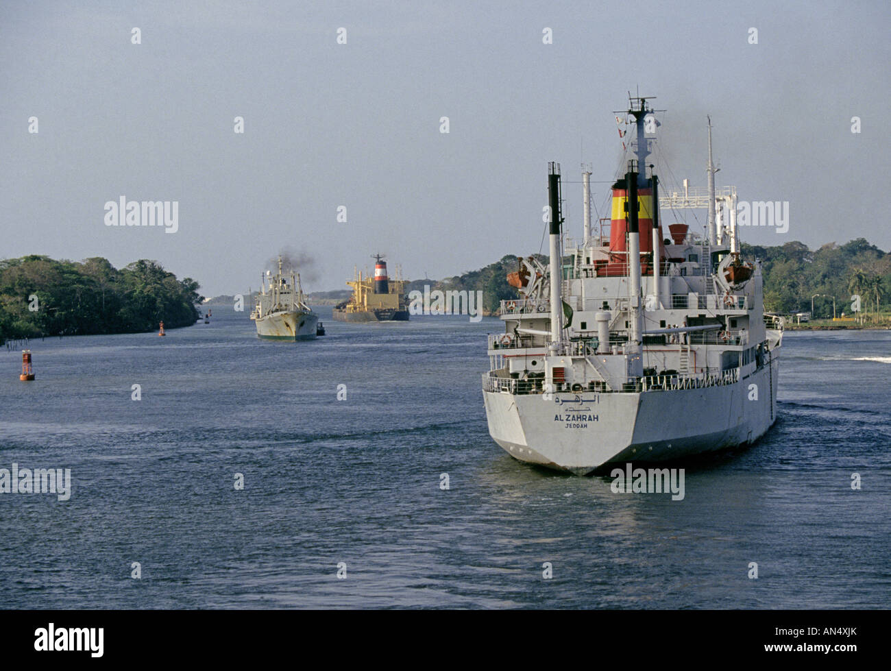 Piccole navi cargo effettuare un passaggio di luce attraverso il canale di Panama Foto Stock