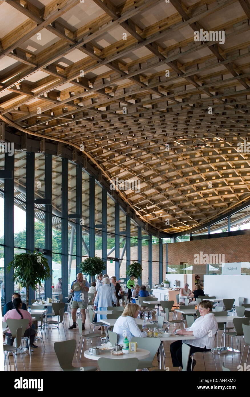 Il Savill Building, Windsor Great Park, Surrey, 2006. Cafe e il tetto interno. Savill Gardens Foto Stock