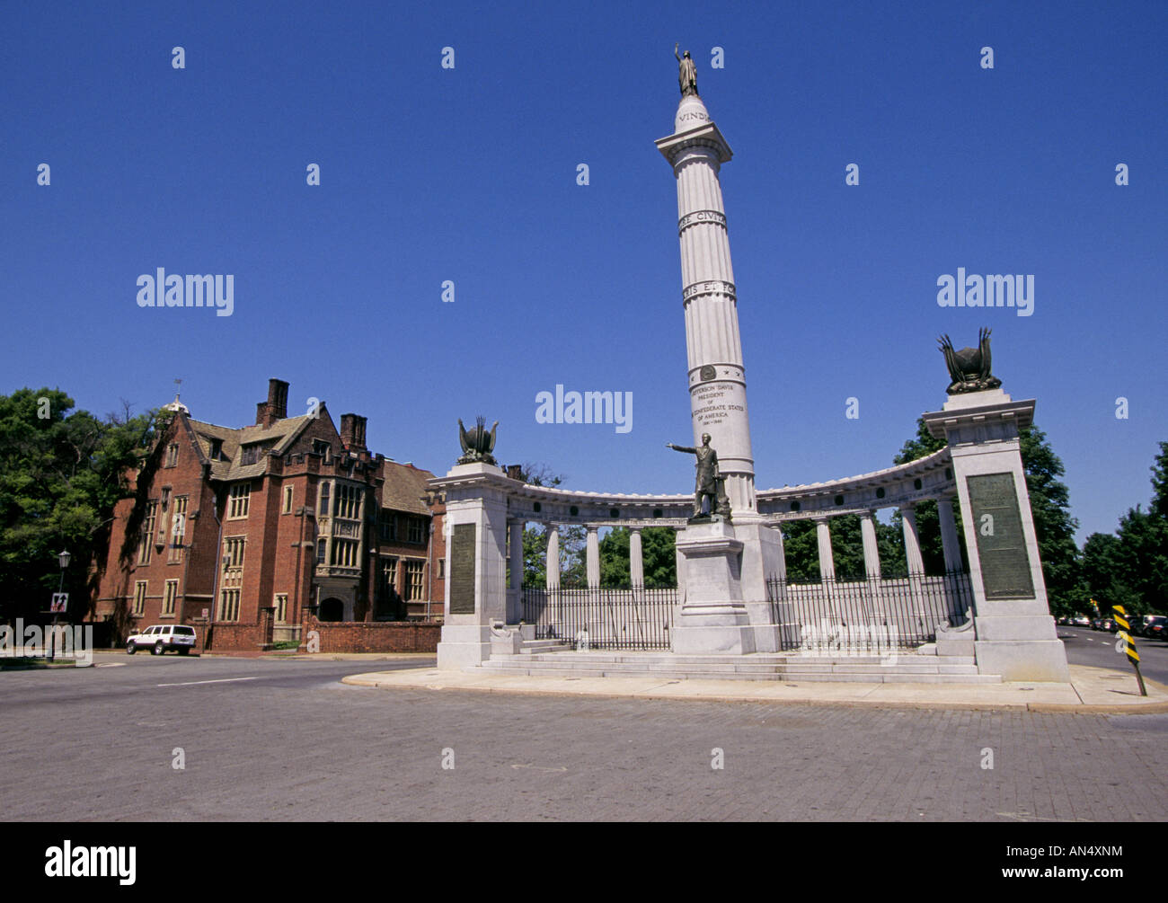 Un monumento a Jefferson Davis presidente degli Stati Confederati d'America su un monumento Drive in Richmond Foto Stock