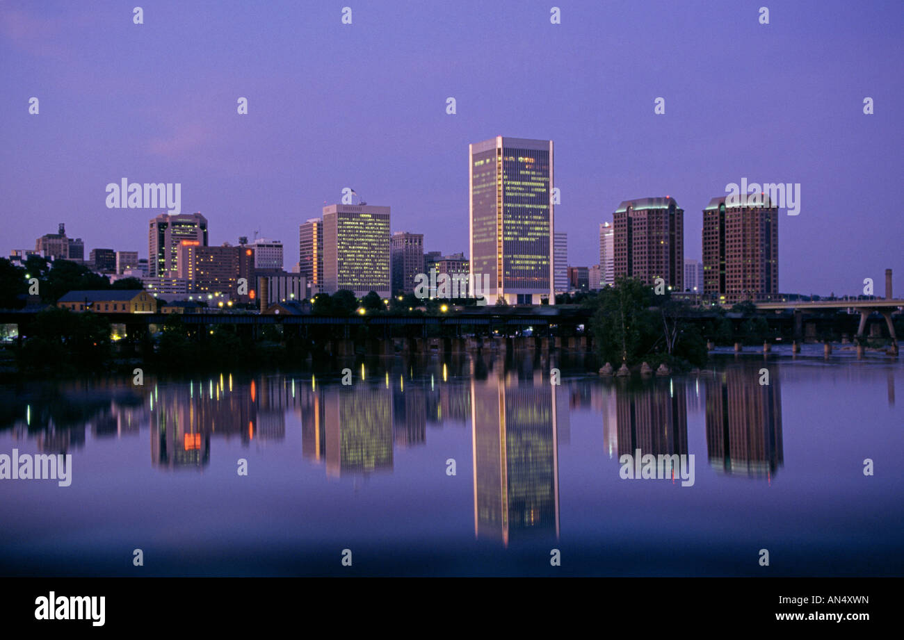 Stati Uniti VIRGINIA RICHMOND una vista dello skyline di Richmond Virginia oltre il fiume James al crepuscolo Foto Stock