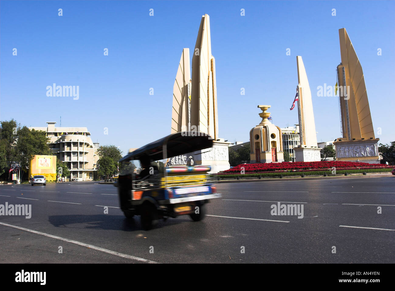 In Tailandia la democrazia monumento e tuk tuk su il giorno delle elezioni il 23 dicembre 2007 Foto Stock