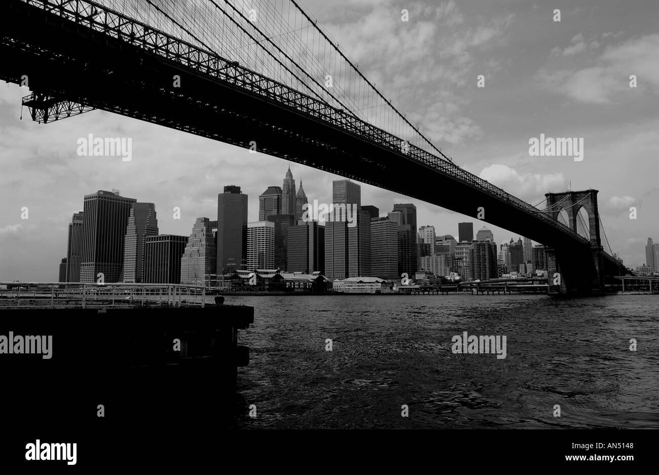 Bianco nero vista di Manhattan inferiore lato est oltre ad est del fiume dal Ponte di Brooklyn a New York STATI UNITI D'AMERICA Foto Stock