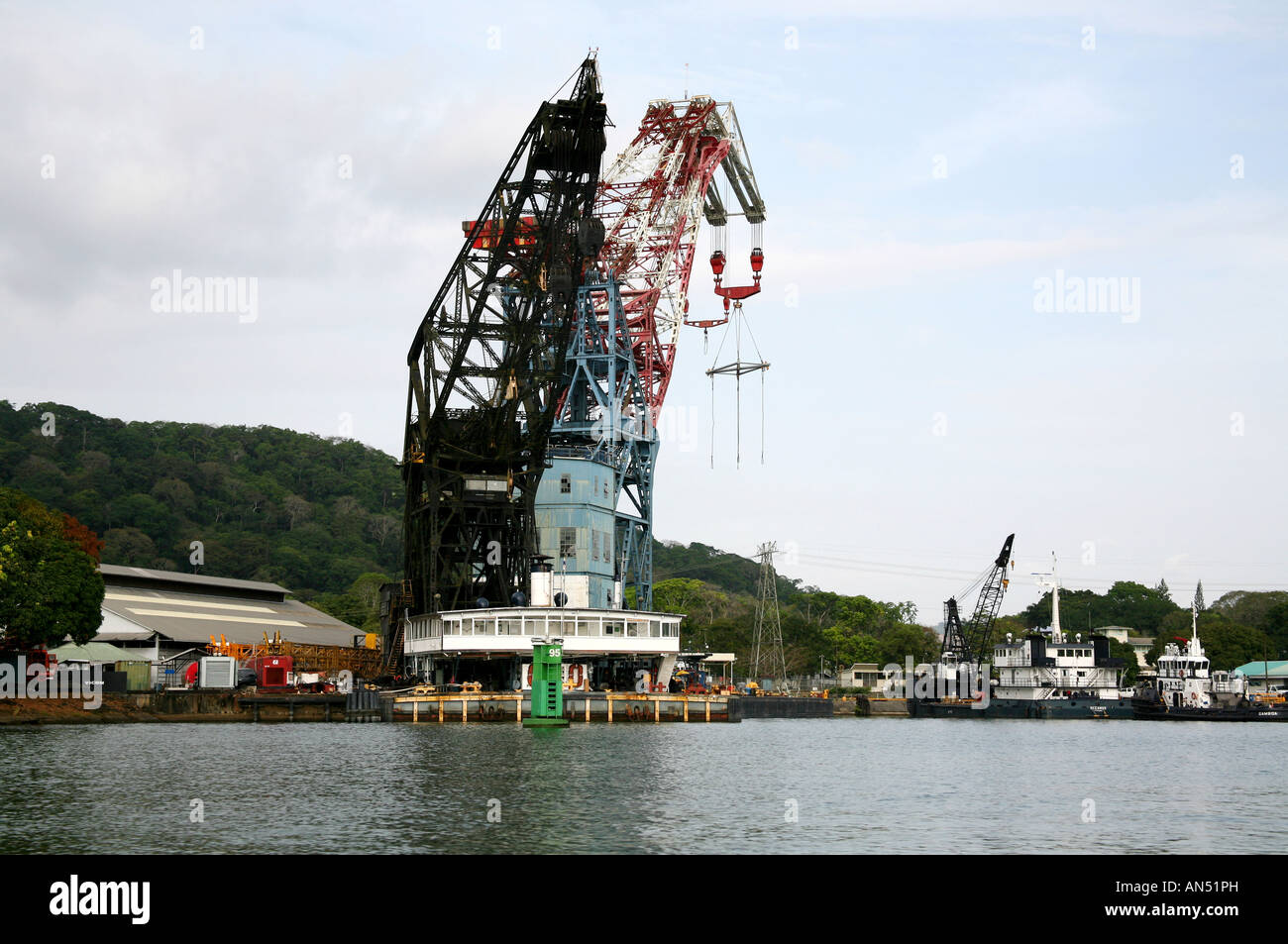 Gamboa divisione gru del Panama Canal Authority visto dal Lago di Gatun Foto Stock