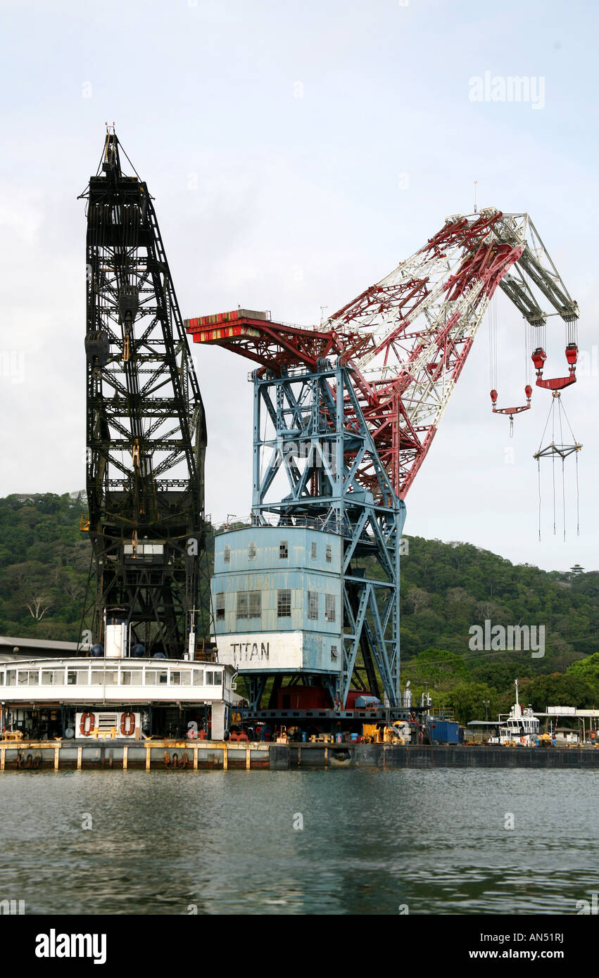 Gamboa divisione gru del Panama Canal Authority visto dal Lago di Gatun Foto Stock