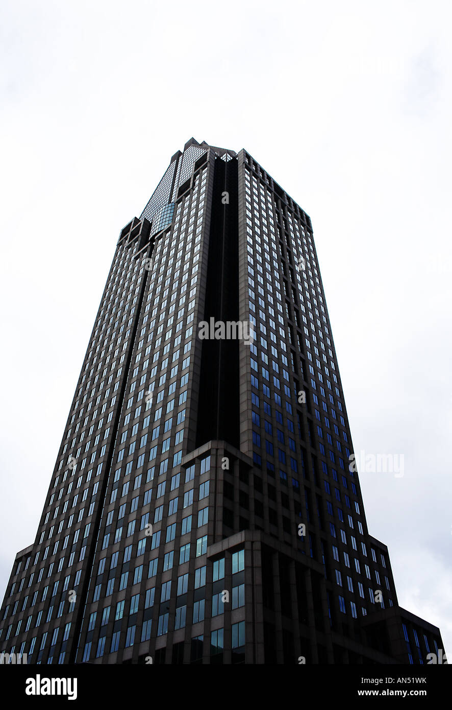 Una dinamica verso l'alto angolo di visione di un grattacielo a Montreal in Canada. Foto Stock