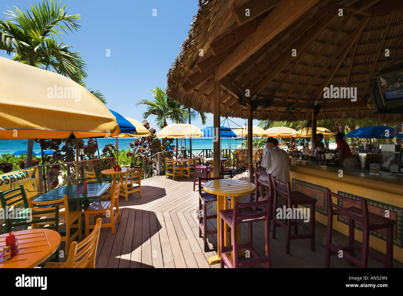 Bar in spiaggia a Doctors Cave Beach, Montego Bay, sulla costa nord della Giamaica, ,dei Caraibi, West Indies Foto Stock