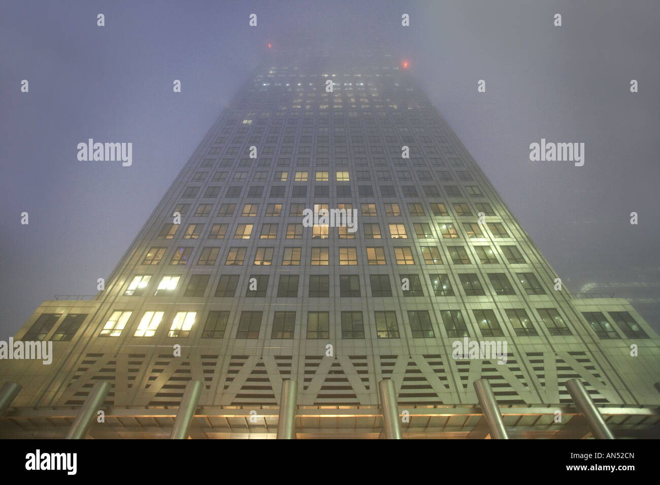 One Canada Square edificio per uffici nella nebbia di notte Canary Wharf Docklands Londra Inghilterra REGNO UNITO Foto Stock