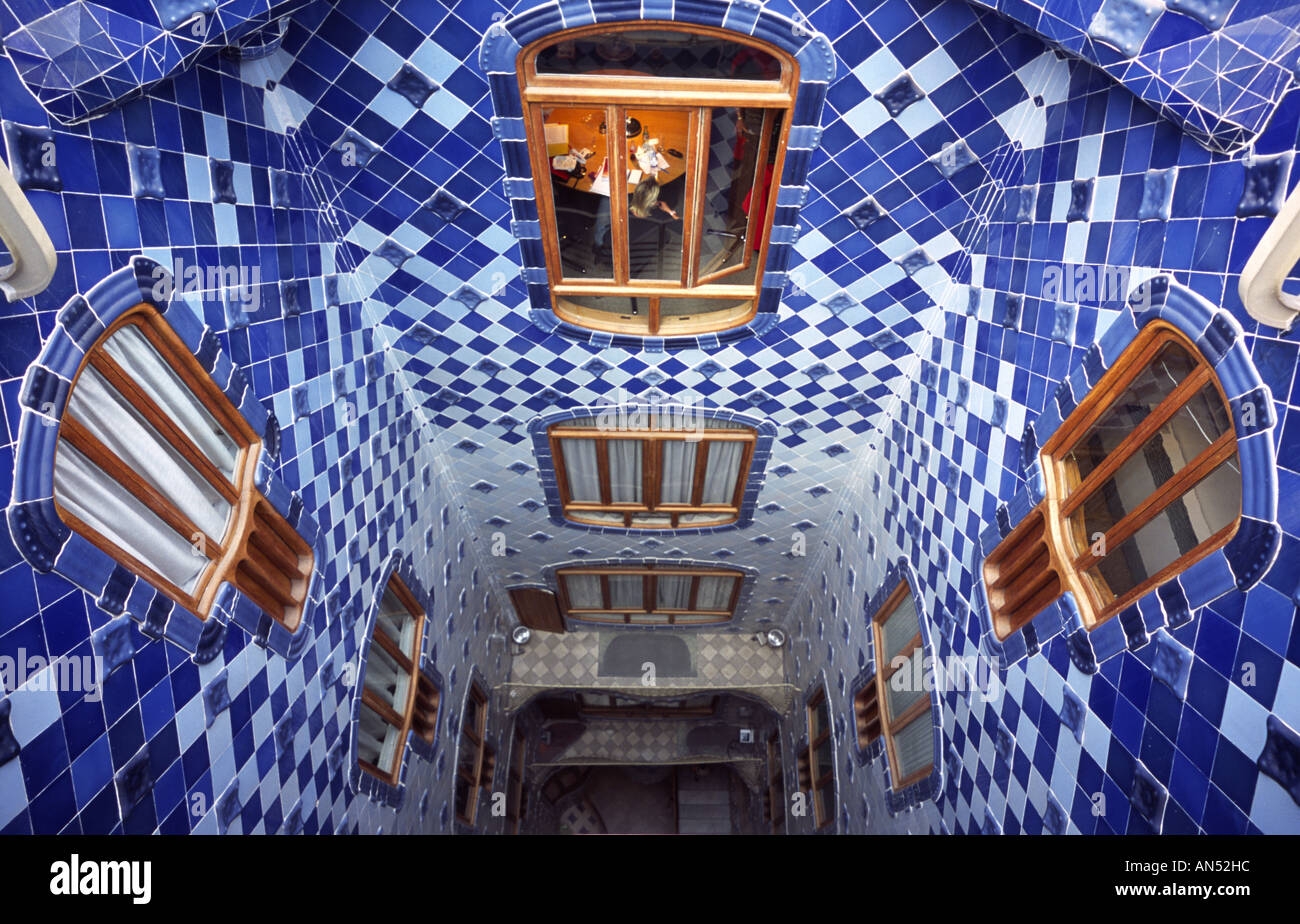 Guardando verso il basso attraverso la parte interna di Gaudi Casa Batllo. Foto Stock