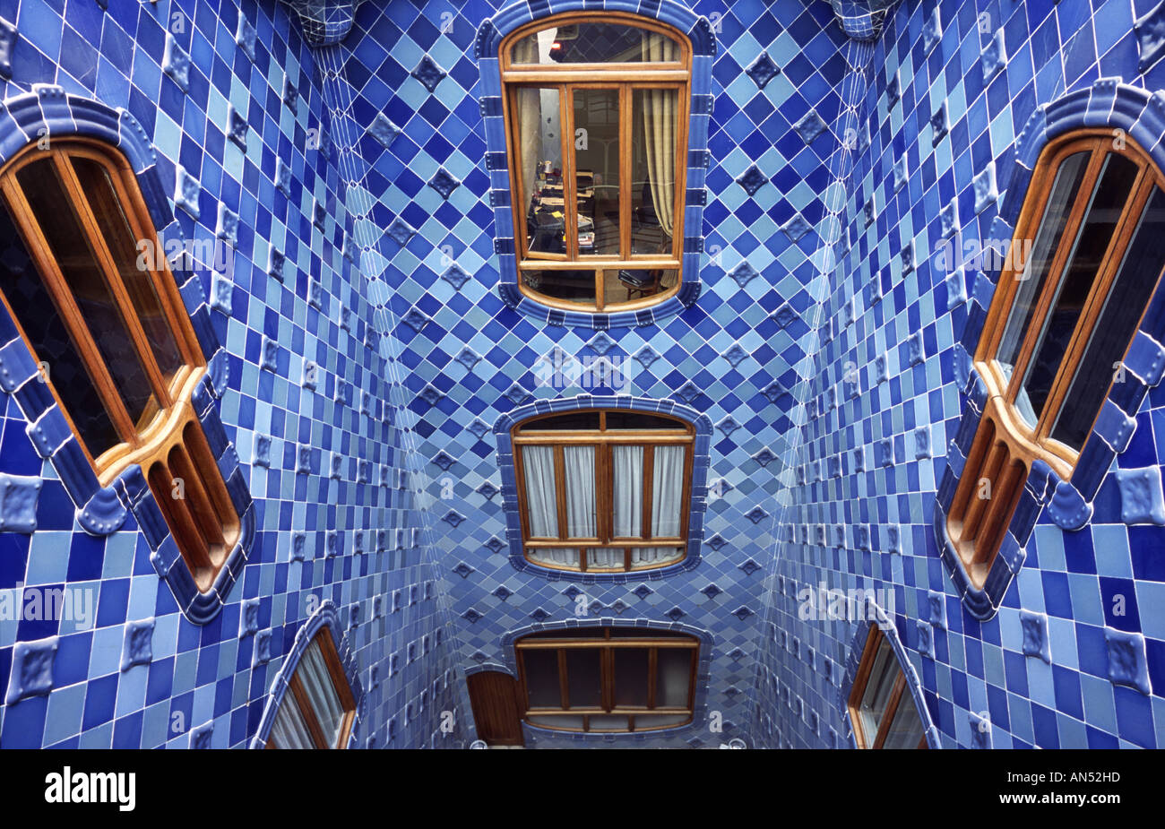 Guardando verso il basso attraverso la parte interna di Gaudi Casa Batllo. Foto Stock