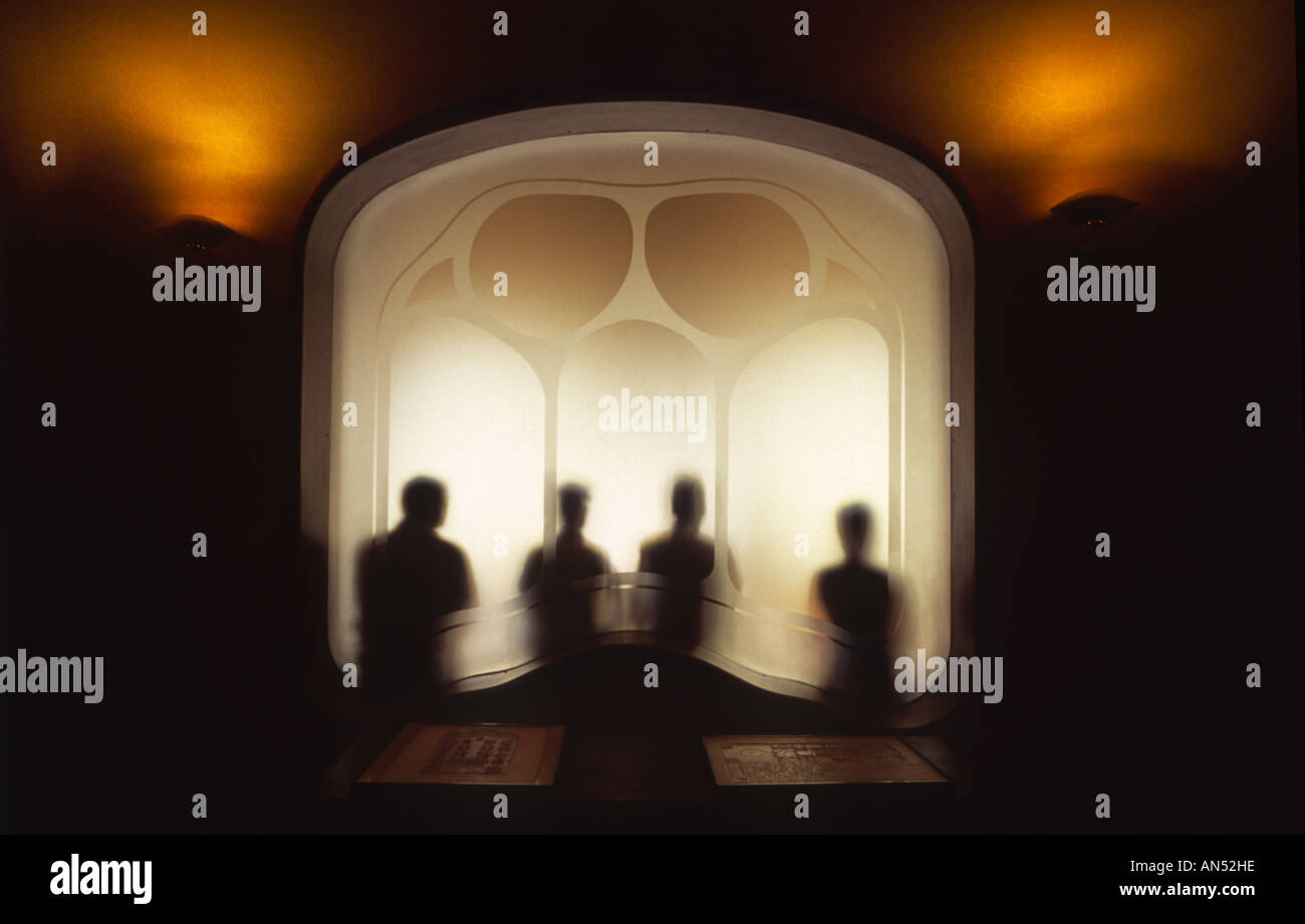 La gente appoggiata contro un windows in Gaudi Casa Batllo 2 Foto Stock