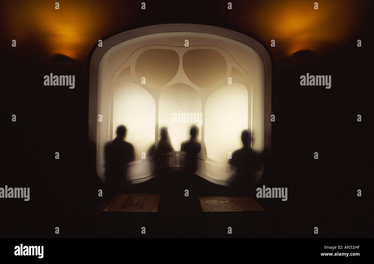 La gente appoggiata contro un windows in Gaudi Casa Batllo 1 Foto Stock