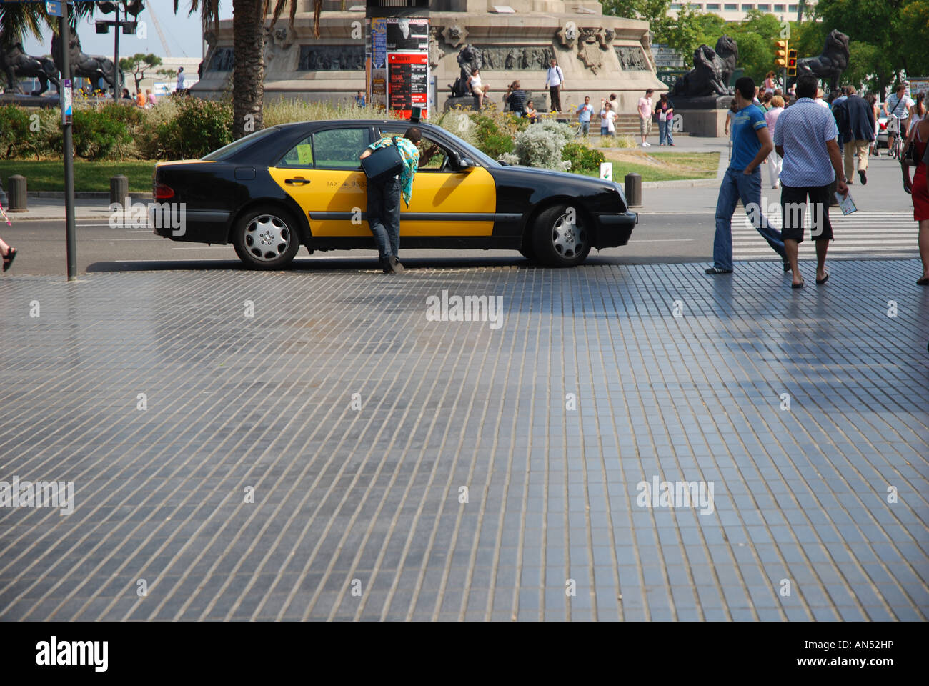 Il cliente chiede un taxi di Barcellona per un giro sulle Ramblas Foto Stock