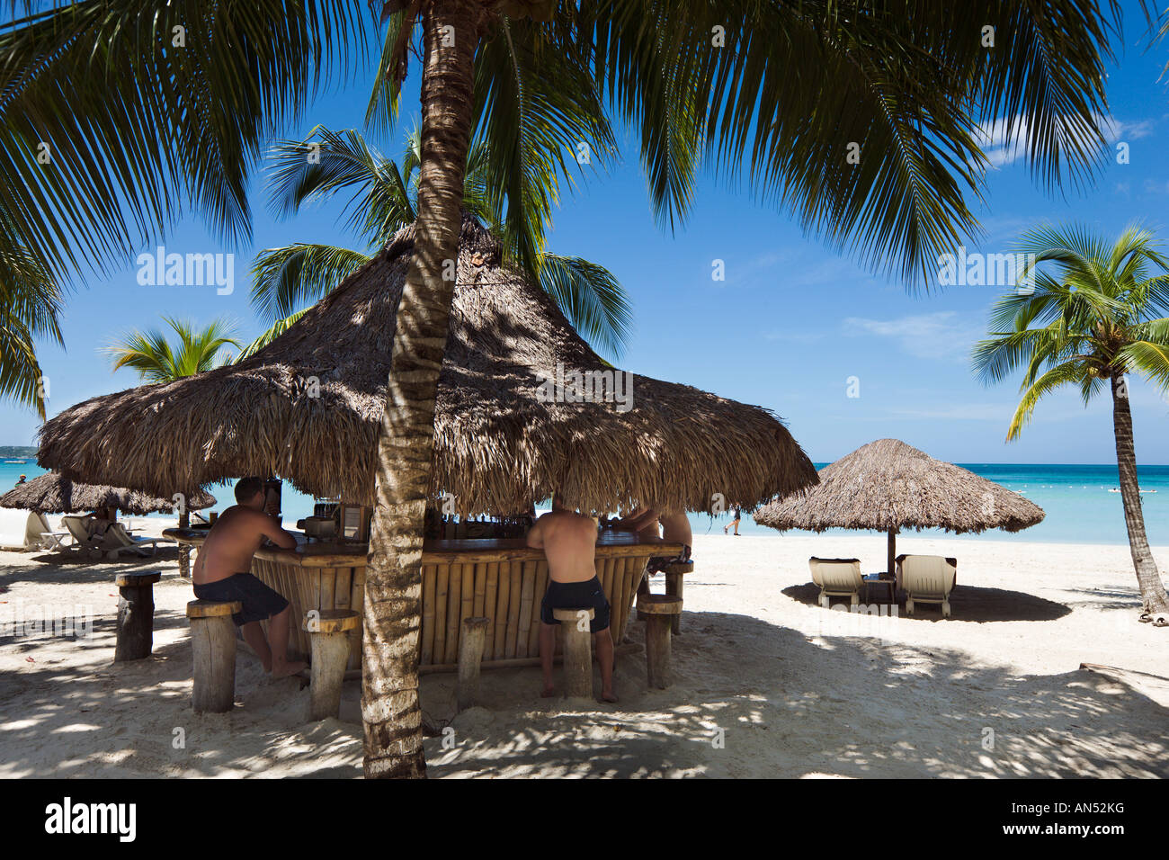 Bar in spiaggia al Couples Swept Away Resort, Seven Mile Beach, Long Bay, Negril, in Giamaica, Caraibi, West Indies Foto Stock