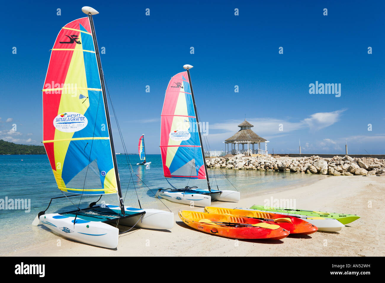 Spiaggia all'esterno 'Sunset Giamaica Grande' Hotel, Ocho Rios Bay, Ocho Rios, in Giamaica, Caraibi, West Indies Foto Stock