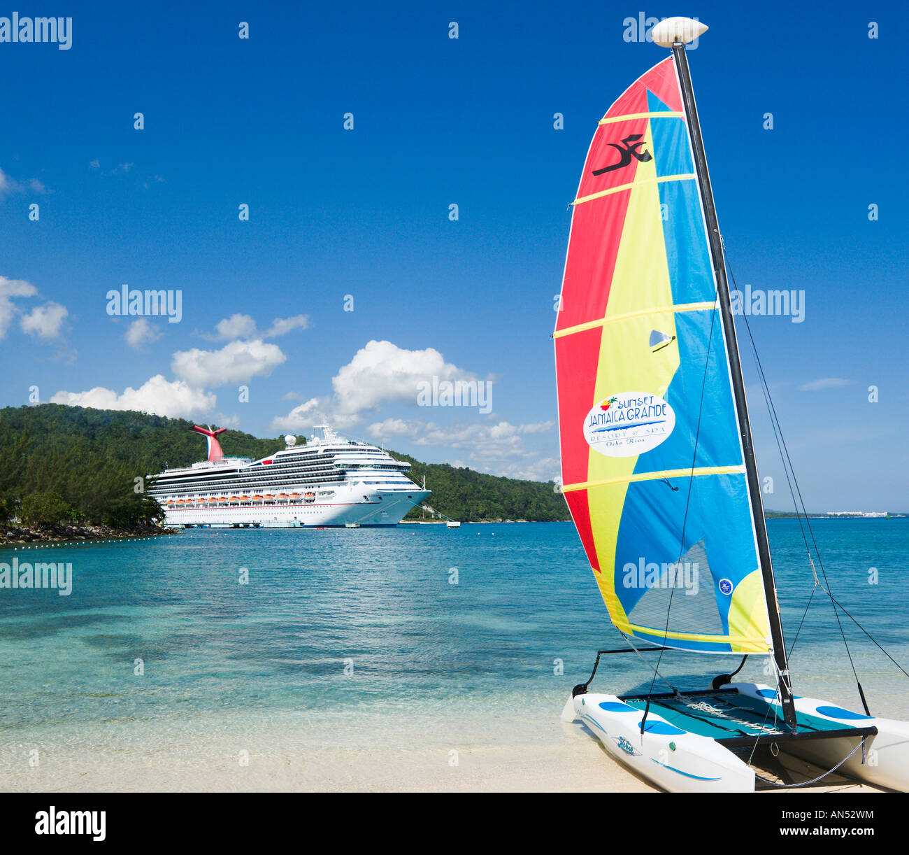 Nave da crociera Carnival Valor in Ocho Rios Bay dalla spiaggia al di fuori di 'Sunset Giamaica Grande' Hotel, Ocho Rios, in Giamaica, Caraibi Foto Stock