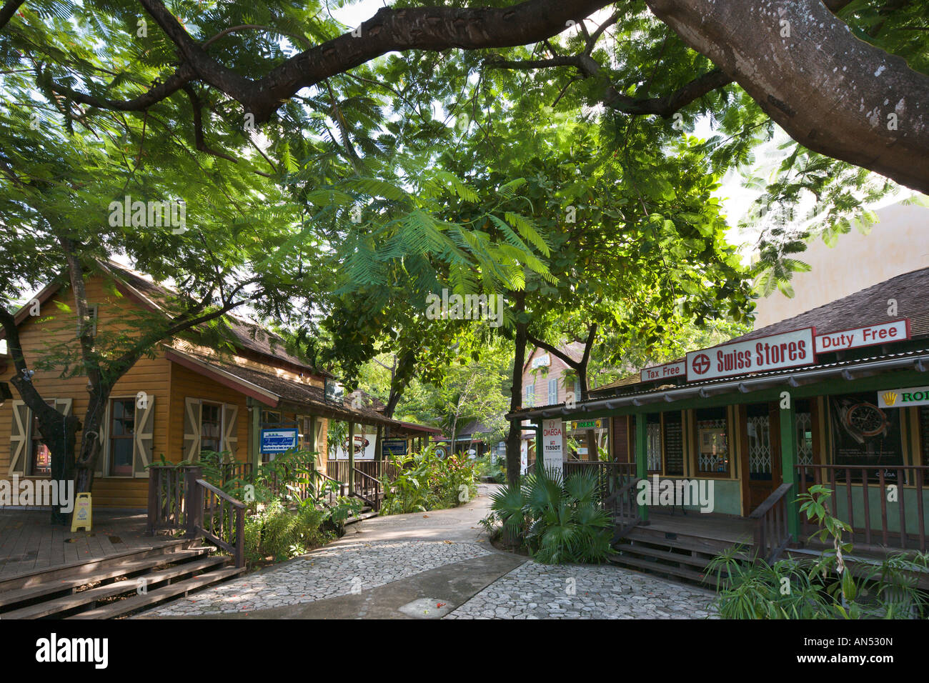 Negozi e Ristoranti a Isola Village Shopping Complex, Ocho Rios, in Giamaica, Caraibi, West Indies Foto Stock