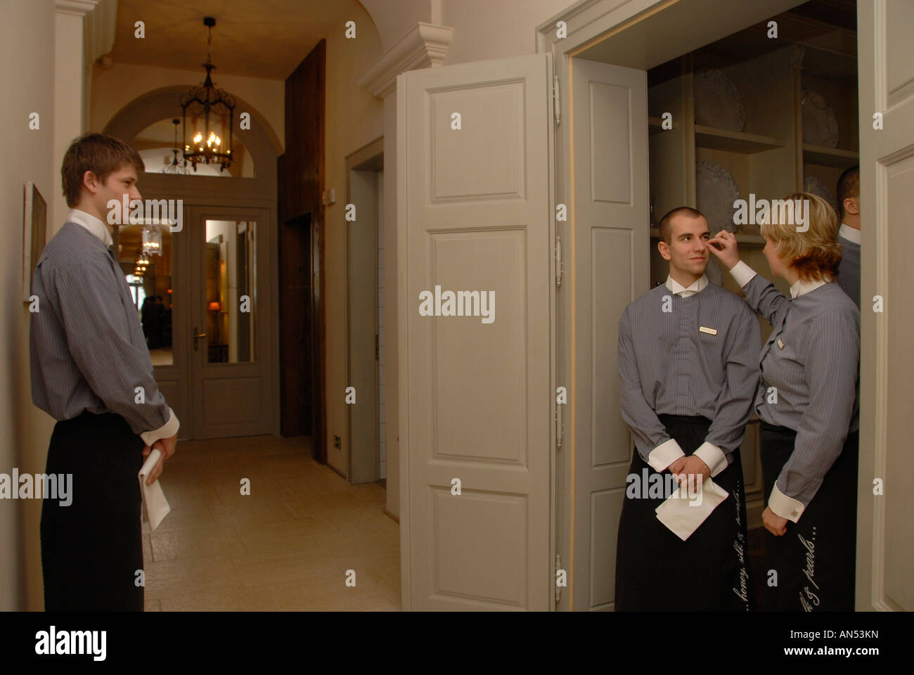 I camerieri a lavorare in un ristorante elegante Repubblica Ceca Foto Stock