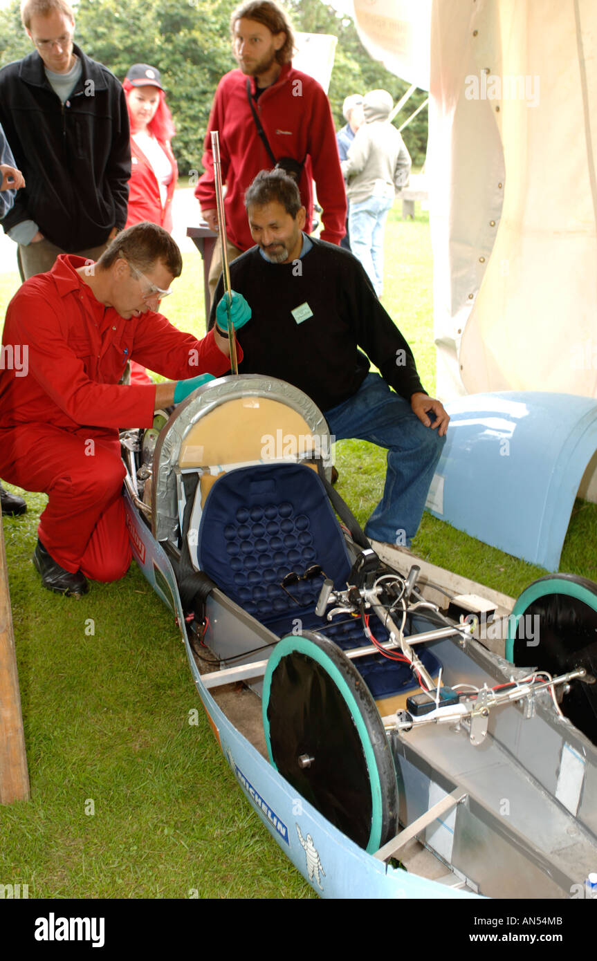 Gli ingegneri tenda alla Shell Eco combustibile Effiency challange Marathon Alford, Aberdeenshire. La Scozia. XTR 3141-318 Foto Stock