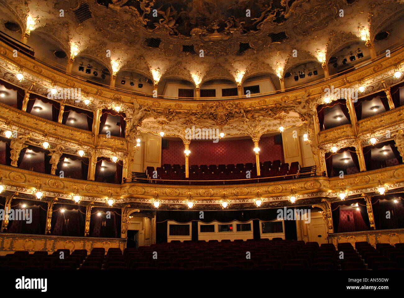 Auditorium in stile neo-rococò con dettagli dorati ornati, del Teatro Nazionale Národní divadlo di Praga in ceco Foto Stock