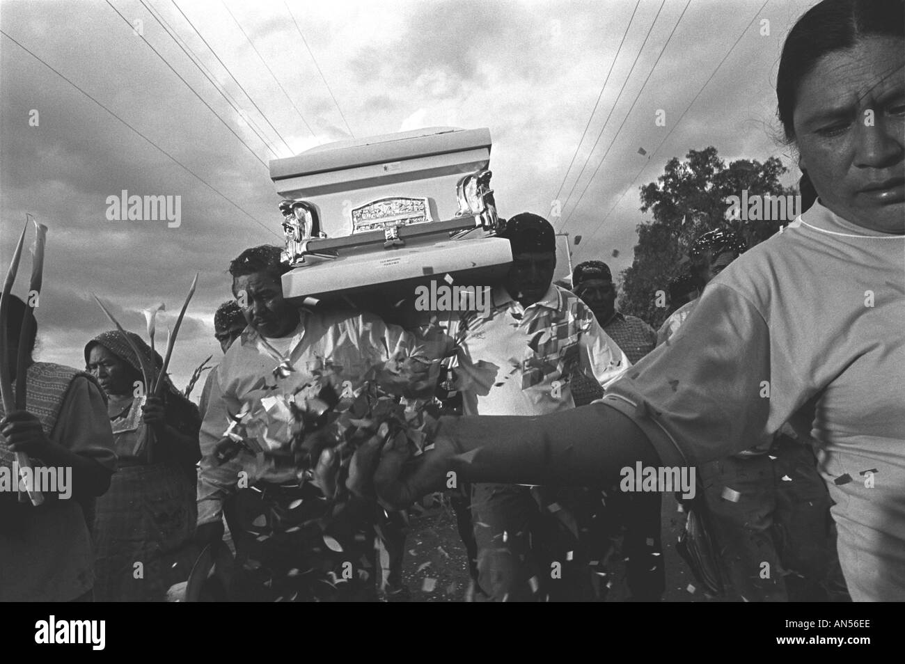 Abitanti a turno che trasportano la bara di Lilia Machorro su di esso s ritorno dagli USA a Santa Rosa Puebla Messico Foto Stock