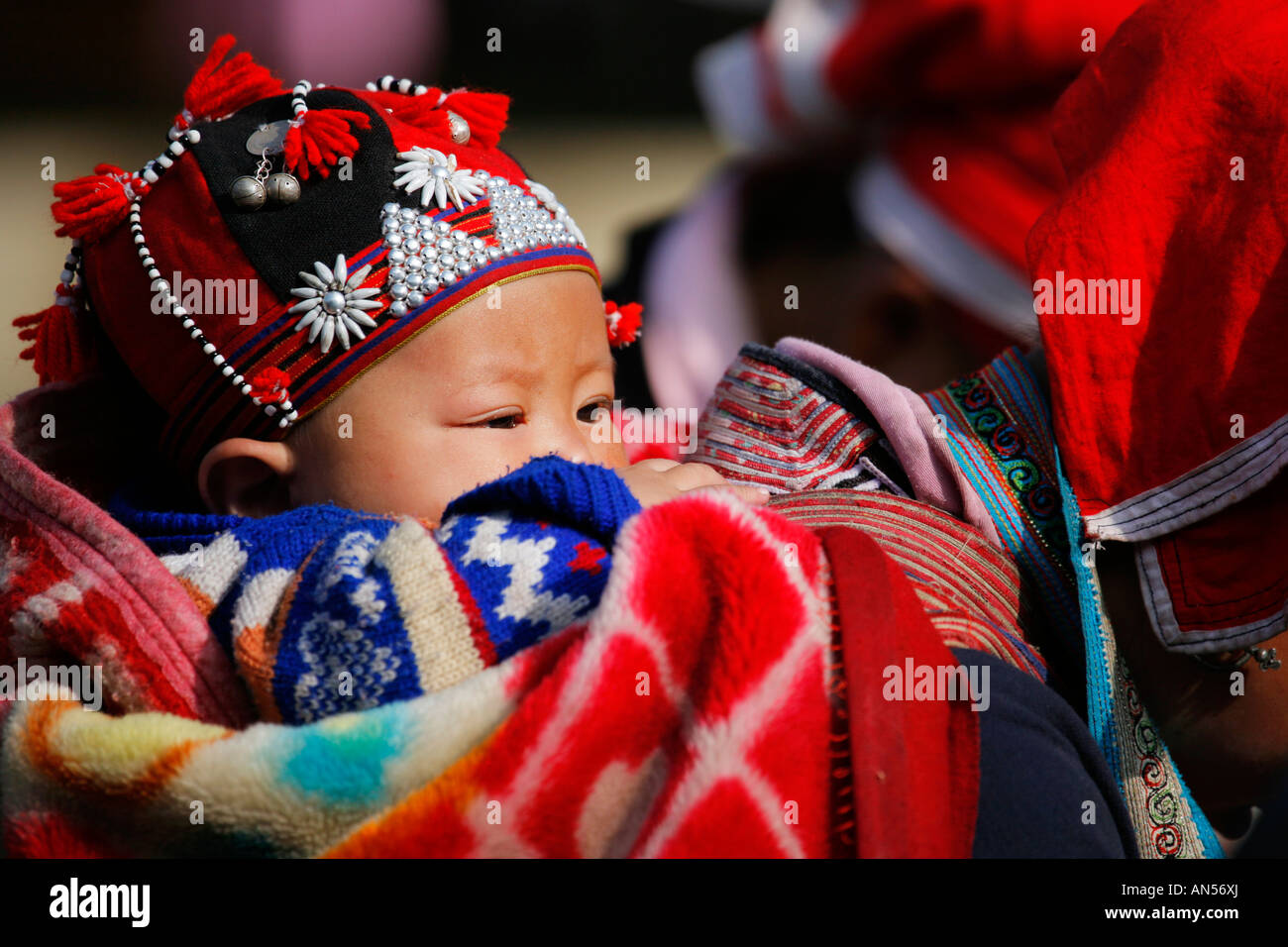 Red Dzao baby nel nord del Vietnam Foto Stock