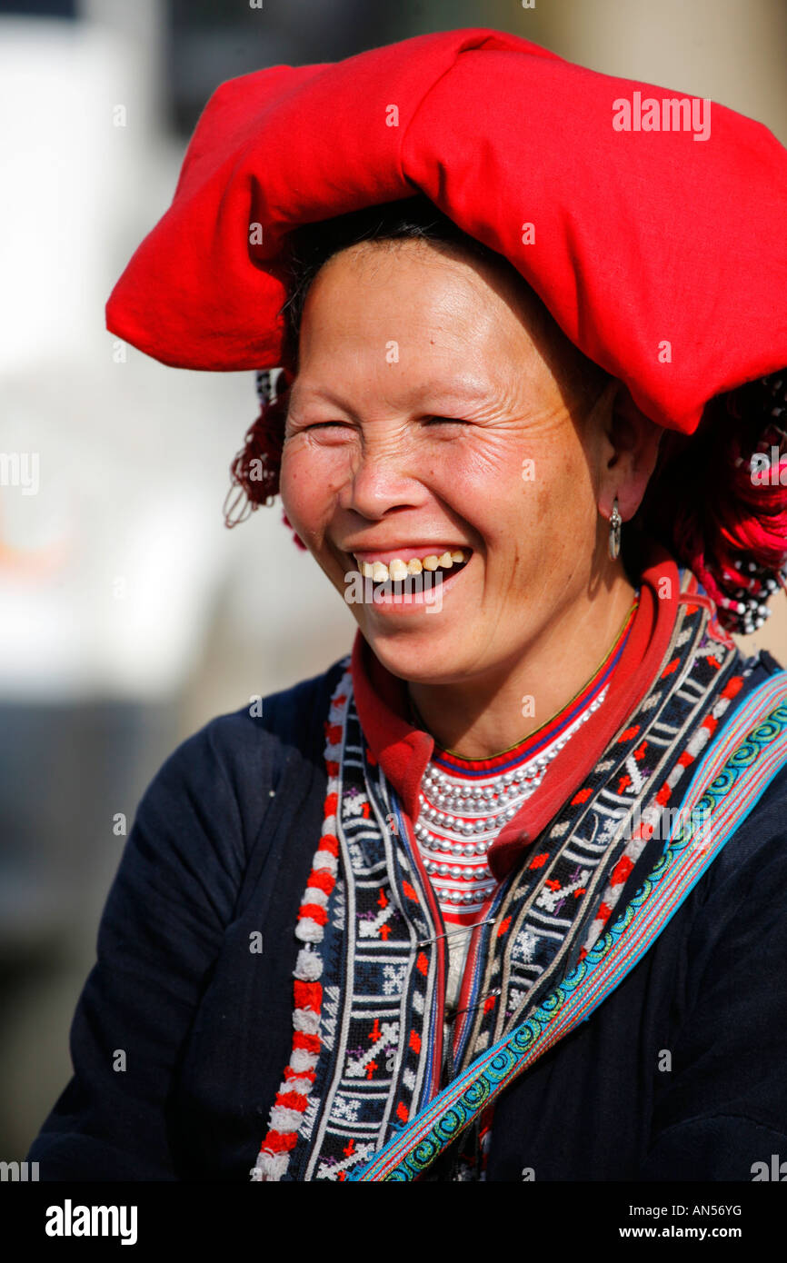 Donna sorridente del suo caratteristico colore rosso Dzao persone nel nord del Vietnam Foto Stock